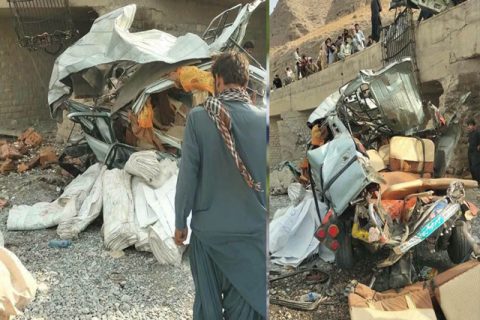 مچھ میں ٹرک اور وین میں خوفناک تصادم کے بعد تباہی کا منظر