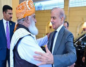 شہباز شریف مولانا فضل الرحمان سے گلے ملتے ہوئے
