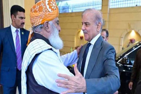 شہباز شریف مولانا فضل الرحمان سے گلے ملتے ہوئے