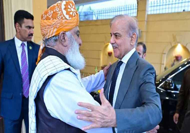 شہباز شریف مولانا فضل الرحمان سے گلے ملتے ہوئے