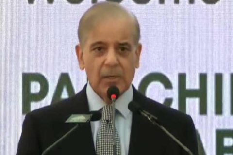 وزیر اعظم شہباز شریف خطاب کرتے ہوئے