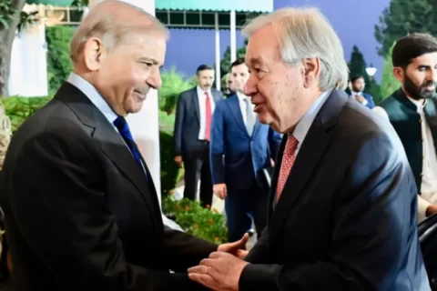 اقوام متحدہ سیکرٹری جنرل وزیر اعظم شہباز شریف سے مصافحہ کررہے ہیں