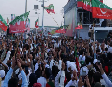 پی ٹی آئی لکی مروت سے لانگ مارچ کا آغاز کرتے ہوئے