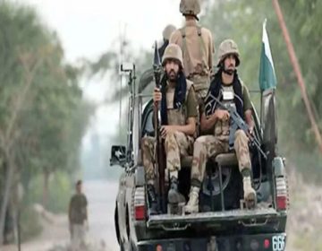 پاکستان آرمی کے دستے ڈیوٹی کیلئے جاتے ہوئے