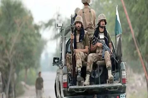 پاکستان آرمی کے دستے ڈیوٹی کیلئے جاتے ہوئے