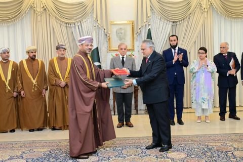 پاکستان اور عمان کے اعلیٰ سرکاری حکام ملاقات کرتے ہوئے