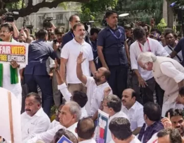 راہول گاندھی بھارتی الیکشن کمیشن کے خلاف اپوزیشن کے مظاہرے میں شریک ہیں