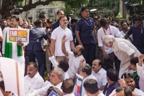 راہول گاندھی بھارتی الیکشن کمیشن کے خلاف اپوزیشن کے مظاہرے میں شریک ہیں