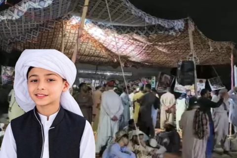 مقتول روشم خان کی تصویر، پس منظر میں ان کے قاتلوں کیخلاف احتجاج کا منظر