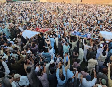 پشاور میں سکول حادثے میں جاں بحق بچوں کی نماز جنازہ ادائیگی کا منظر