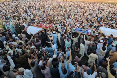 پشاور میں سکول حادثے میں جاں بحق بچوں کی نماز جنازہ ادائیگی کا منظر