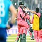 شاداب خان میچ جیتنے کے بعد جشن مناتے ہوئے