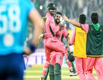 شاداب خان میچ جیتنے کے بعد جشن مناتے ہوئے
