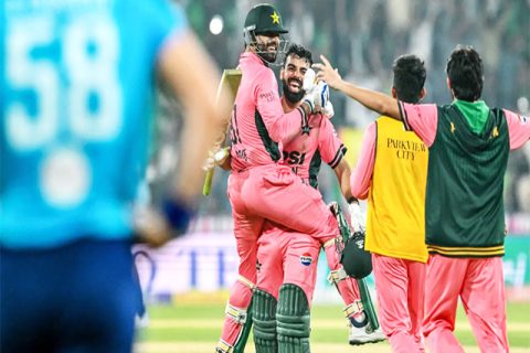شاداب خان میچ جیتنے کے بعد جشن مناتے ہوئے
