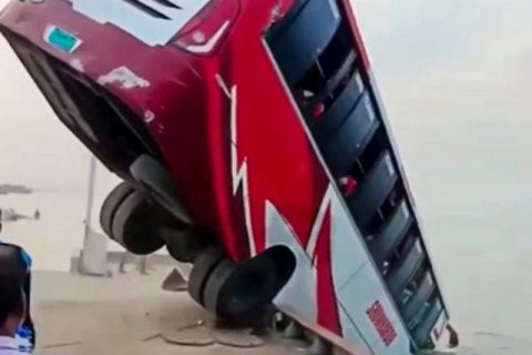بونیر میں کوچ کھائی میں گرگئی، حادثے کا منظر