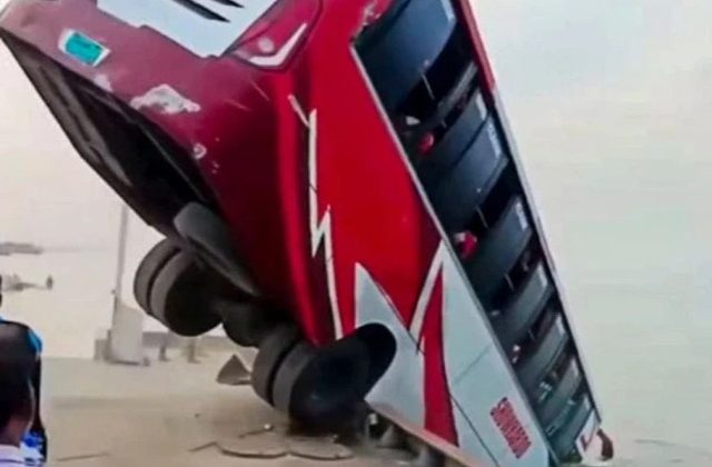 بونیر میں کوچ کھائی میں گرگئی، حادثے کا منظر