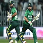 پاکستانی بلے باز میدان میں بیٹنگ کرتے ہوئے