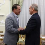 فیلڈ مارشل عاصم منیر اور ایرانی صدر محمود پزشکیان کے درمیان مصافحے کا منظر