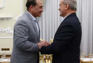 فیلڈ مارشل عاصم منیر اور ایرانی صدر محمود پزشکیان کے درمیان مصافحے کا منظر