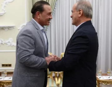 فیلڈ مارشل عاصم منیر اور ایرانی صدر محمود پزشکیان کے درمیان مصافحے کا منظر