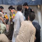 پشاور میں سکول کی چھت گرنے کے بعد امدادی کارروائیوں کا منظر