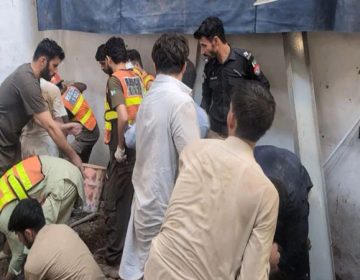 پشاور میں سکول کی چھت گرنے کے بعد امدادی کارروائیوں کا منظر