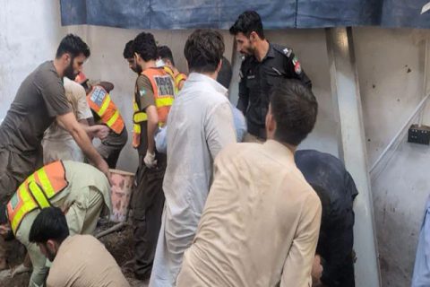 پشاور میں سکول کی چھت گرنے کے بعد امدادی کارروائیوں کا منظر