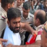 کاکروچ جنتا پارٹی کے بانی ابھیجیت دیپکے کی گرفتاری کا منظر