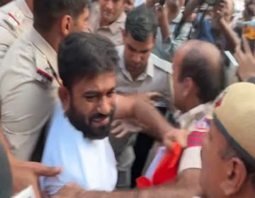 کاکروچ جنتا پارٹی کے بانی ابھیجیت دیپکے کی گرفتاری کا منظر