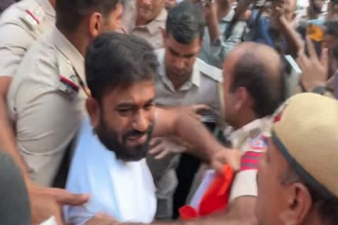 کاکروچ جنتا پارٹی کے بانی ابھیجیت دیپکے کی گرفتاری کا منظر