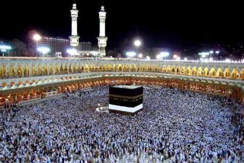 خانہ کعبہ میں ہزاروں افراد طواف کرتے ہوئے