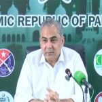 فاقی وزیر داخلہ محسن نقوی لاہور میں نیوز کانفرنس کرتے ہوئے