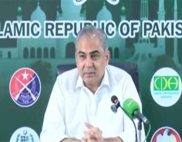فاقی وزیر داخلہ محسن نقوی لاہور میں نیوز کانفرنس کرتے ہوئے