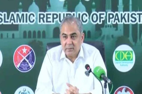 فاقی وزیر داخلہ محسن نقوی لاہور میں نیوز کانفرنس کرتے ہوئے
