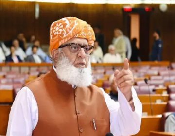 مولانا فضل الرحمان کی پارلیمنٹ میں لی گئی تصویر