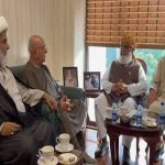 اپوزیشن ارکان فضل الرحمان کے گھر میں ان سے ملاقات کرتے ہوئے