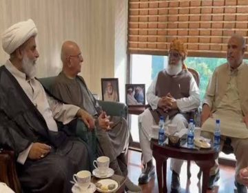اپوزیشن ارکان فضل الرحمان کے گھر میں ان سے ملاقات کرتے ہوئے