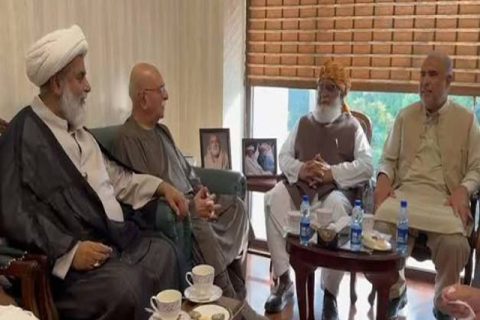 اپوزیشن ارکان فضل الرحمان کے گھر میں ان سے ملاقات کرتے ہوئے