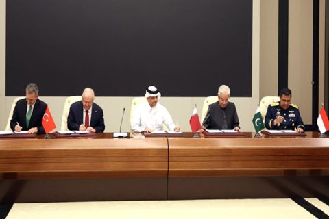 پاکستان کے وزیر دفاع خواجہ آصف، ترکیے کے وزیرِ قومی دفاع یاشار گولر، قطر کے نائب وزیرِ اعظم اور وزیرِ مملکت برائے دفاعی امور شیخ سعود بن عبدالرحمٰن بن حسن الثانی اور انڈونیشیا کے نائب وزیرِ دفاع یوسف جوہری