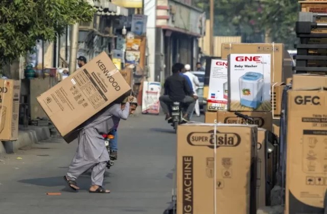 کراچی کی ایک مارکیٹ میں مزدور الیکٹرانکس کا سامان اٹھا رہا ہے