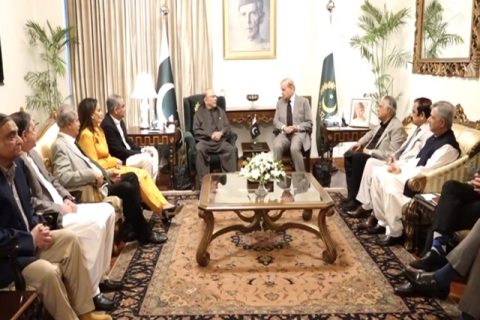 ایوان صدر میں اعلیٰ سطح کا اجلاس، صدر، وزیر اعظم مشاورت کرتے ہوئے
