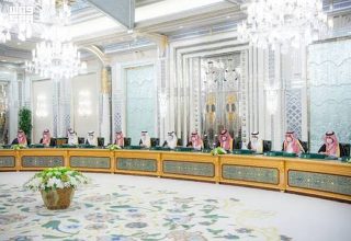 سعودی رعب کے حکام کی اجلاس کے دوران لی گئی تصویر