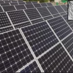 کراچی میں ایک عمارت پر بڑے سولر پینلز لگے ہیں