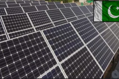 کراچی میں ایک عمارت پر بڑے سولر پینلز لگے ہیں